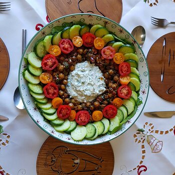 Chickpea salad with spinach, and coriander yoghurt