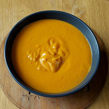 Cream of tomato, red lentil & carrot soup
