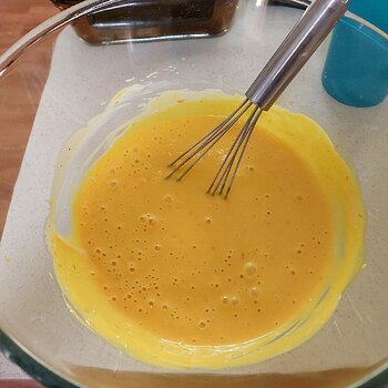 Soy yoghurt, egg yolks, saffron and oil