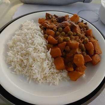 Potato curry with peas and mushroom served with basmati rice + chickpeas (DAIRY FREE)