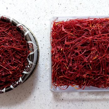 2 different saffron. Kashmiri on the left, Iranian on the right