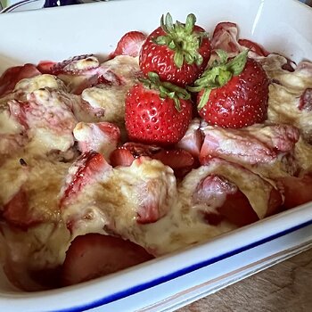 Strawberry Gratin with Sweet Cheese Topping