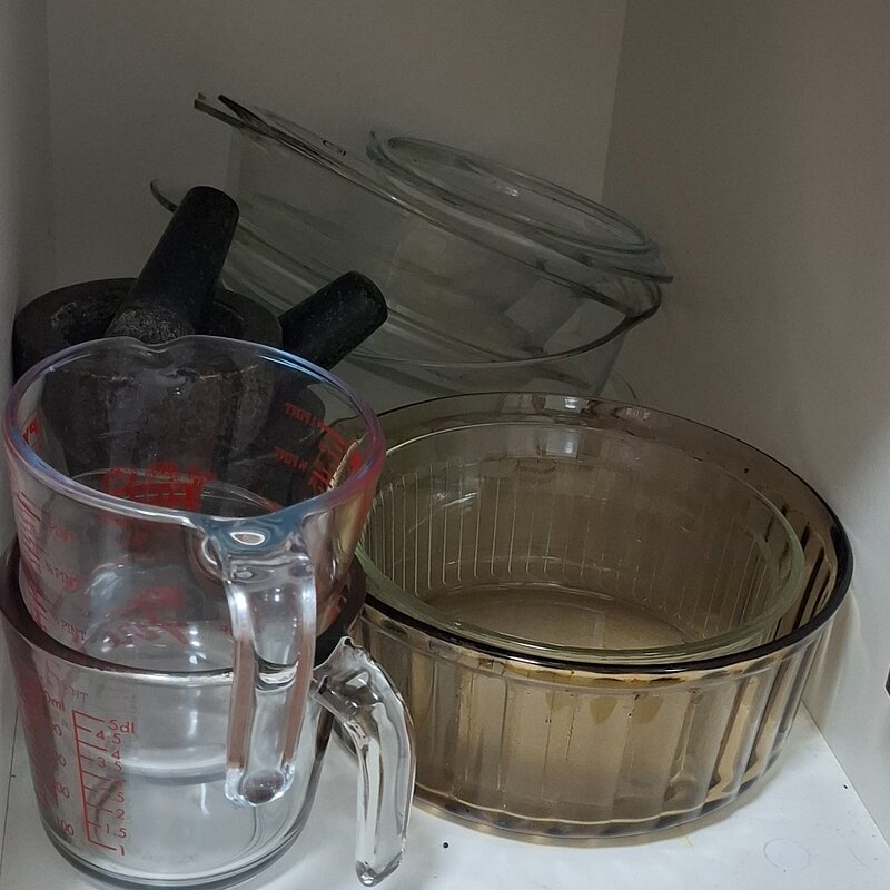 Various pyrex cooking vessels most with lids