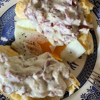 Biscuits, Cream Gravy With Dried Beef, Fried Egg