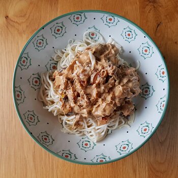 Spaghetti, cashew nut cheese sauce with mushrooms and chickpea tempeh