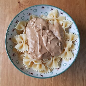 pasta & macaroni cheese sauce with hidden vegan sausages