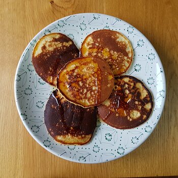 Pikelets & maple syrup