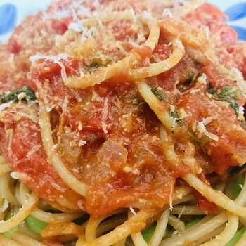 Wholewheat spaghetti with fresh tomato and basil sauce ready!.jpeg