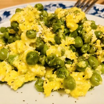 Scrambled eggs with peas.jpeg