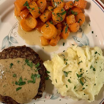 German-Style Beefsteak (Chopped Steak), Mashed Potatoes, Maple-Glazed Carrots