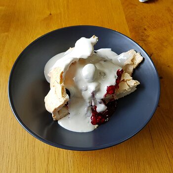 New Year's Pavlova (round 2)