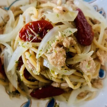 Spaghetti with tuna, stewed onion, sun-dried tomatoes.jpeg