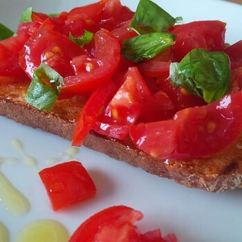 Bruschetta con pomodori.jpg