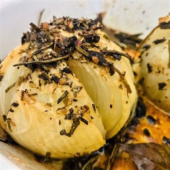 Baked onions with aromatic herbs.jpg