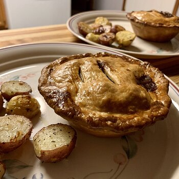 Steak & ale pie w/mushrooms