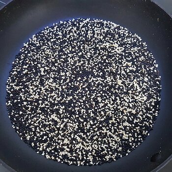 Media 'dry roasting the sesame seeds' in album 'Recipe - Sweet Black Sesame Seed Pudding'