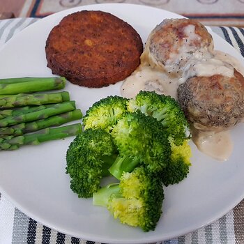 Walnut Dumplings with Bechamel sauce, veggie burger, broccoli and asparagus