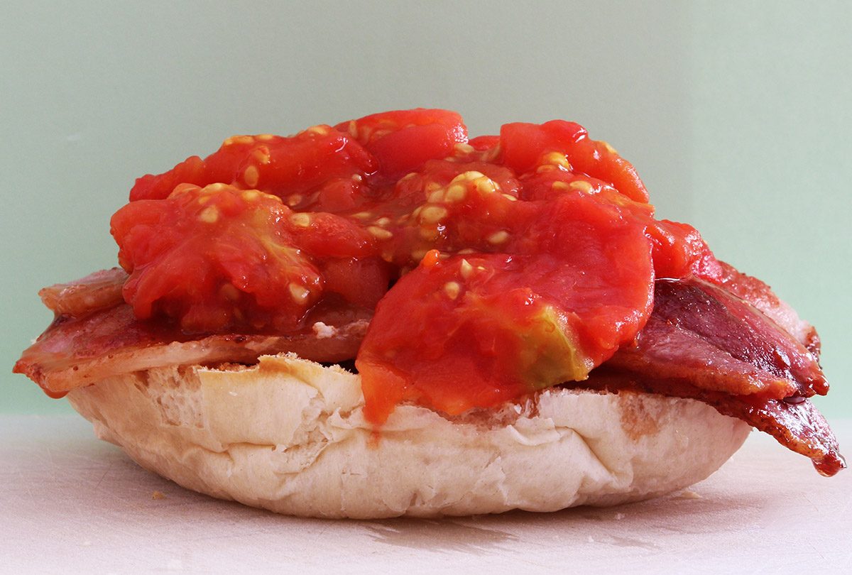 Bacon and tomato sarnie 1 s.jpg