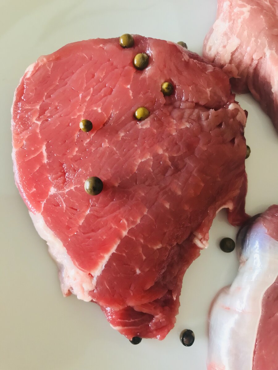 Beef fillet with green pepper grains.jpeg