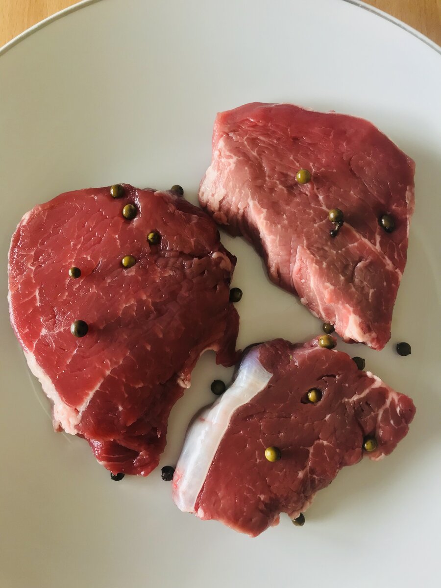 Beef fillet with green pepper grains.jpeg