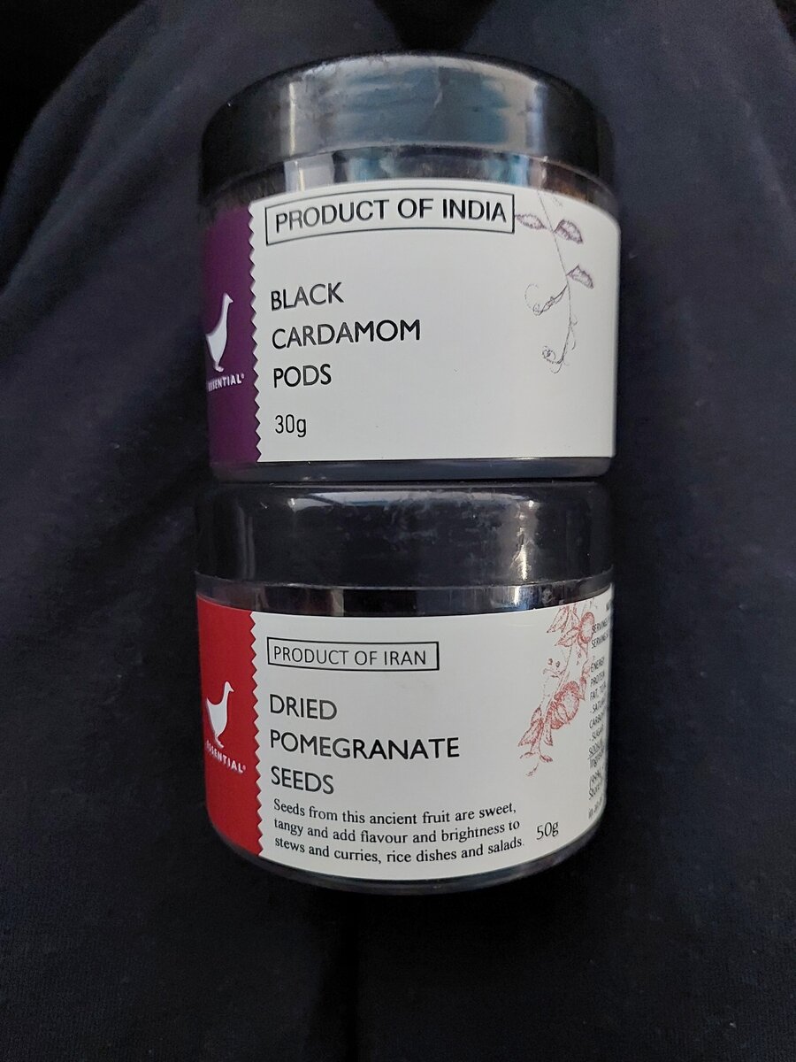 Black Cardamom & Dried Pomegranate Seeds
