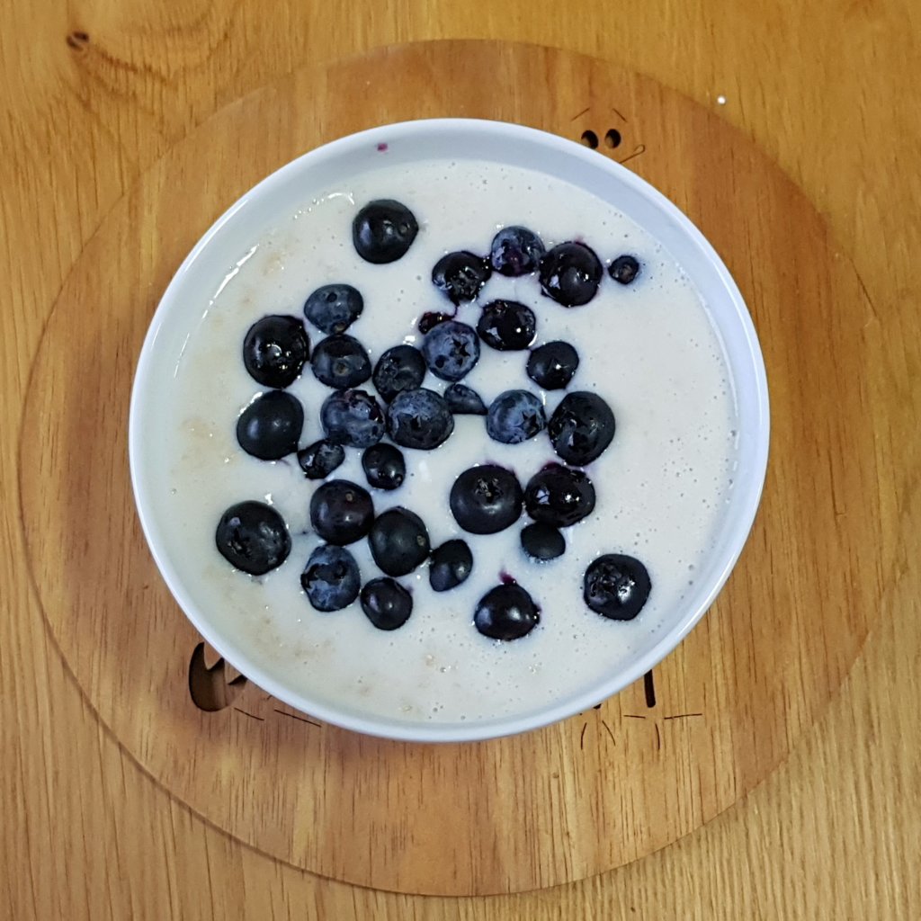 Blueberries and porridge
