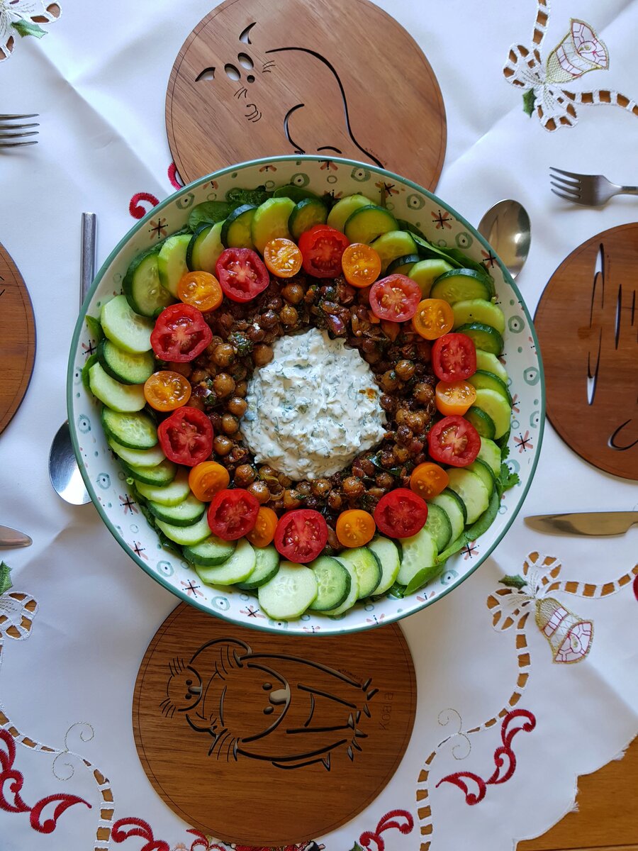 Chickpea salad with spinach, and coriander yoghurt