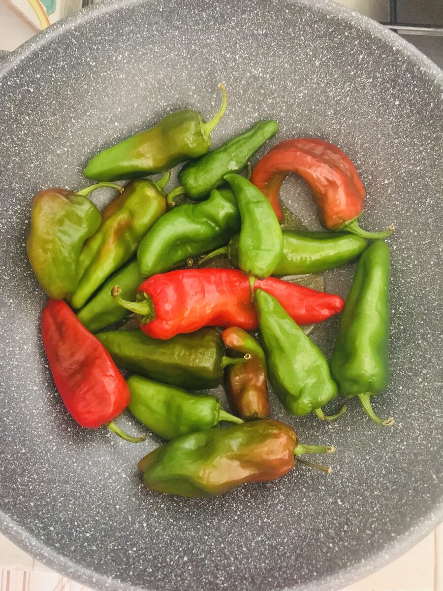 Friggitelli Italian Long Peppers.jpeg