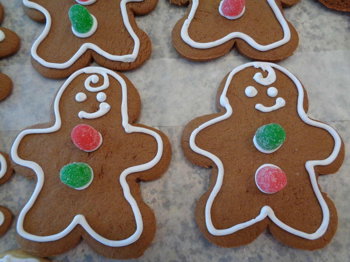 Medium-sized Gingerbread People