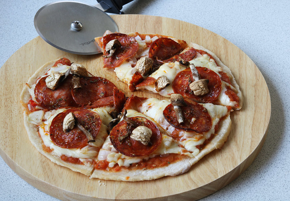 Naan bread pizza