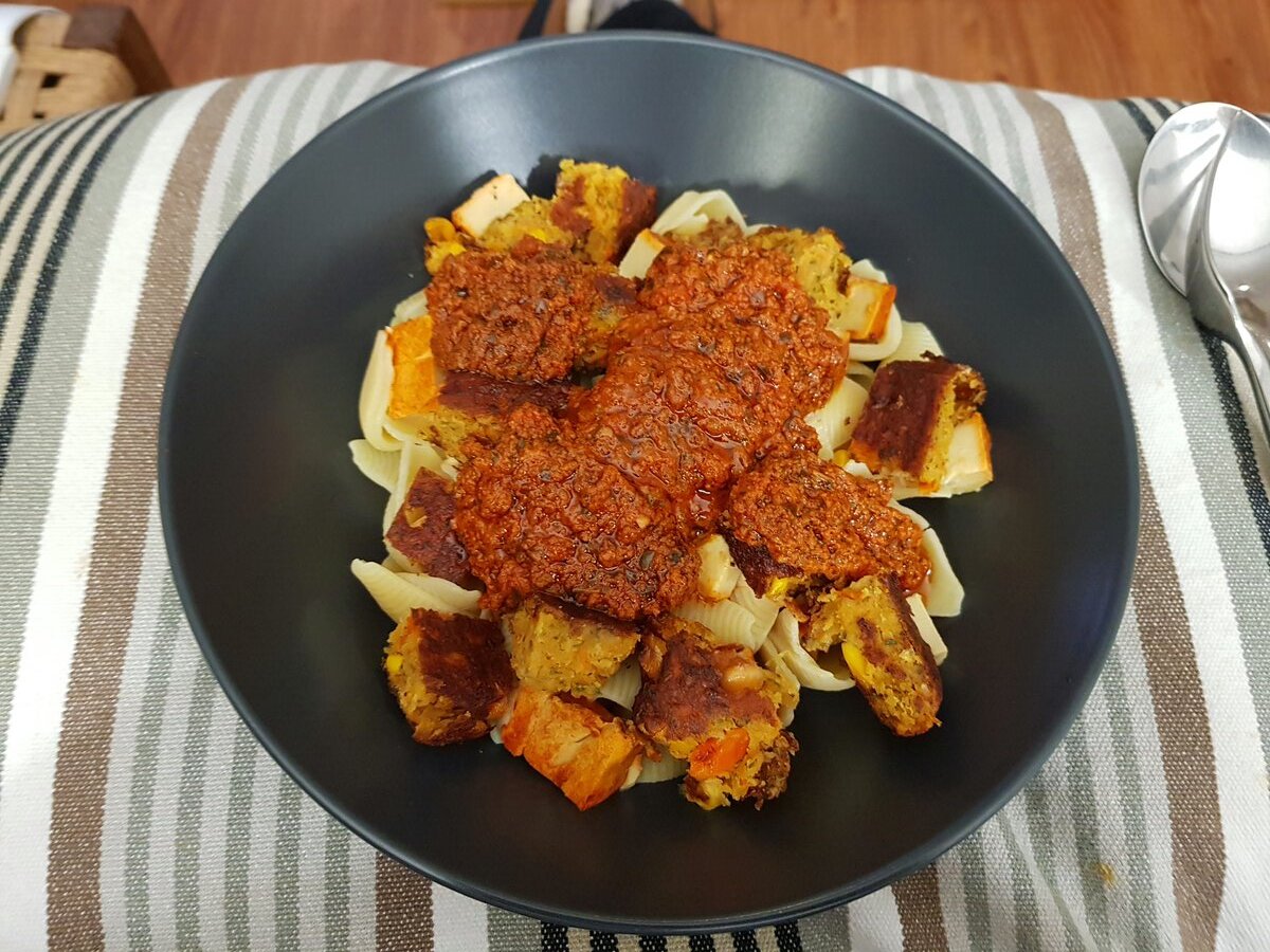 Pasta, Burger & tomato pesto