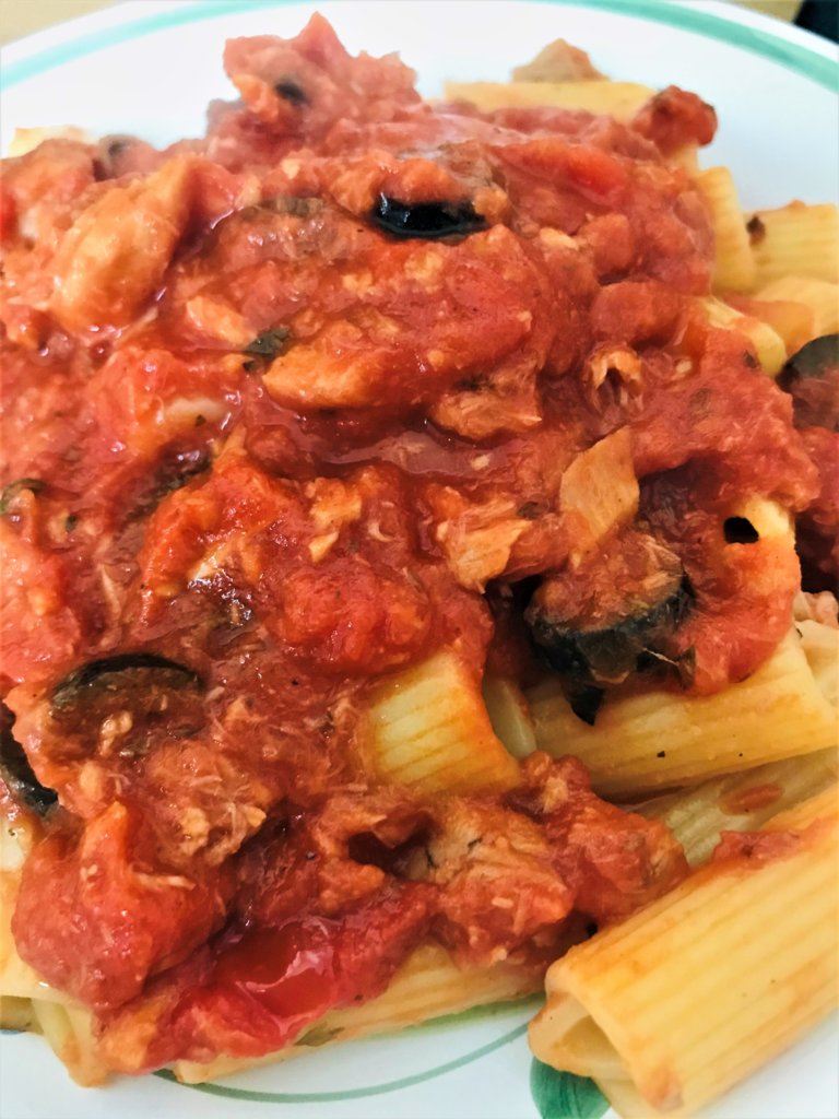 Pasta with tuna and black olives tomato sauce.jpg