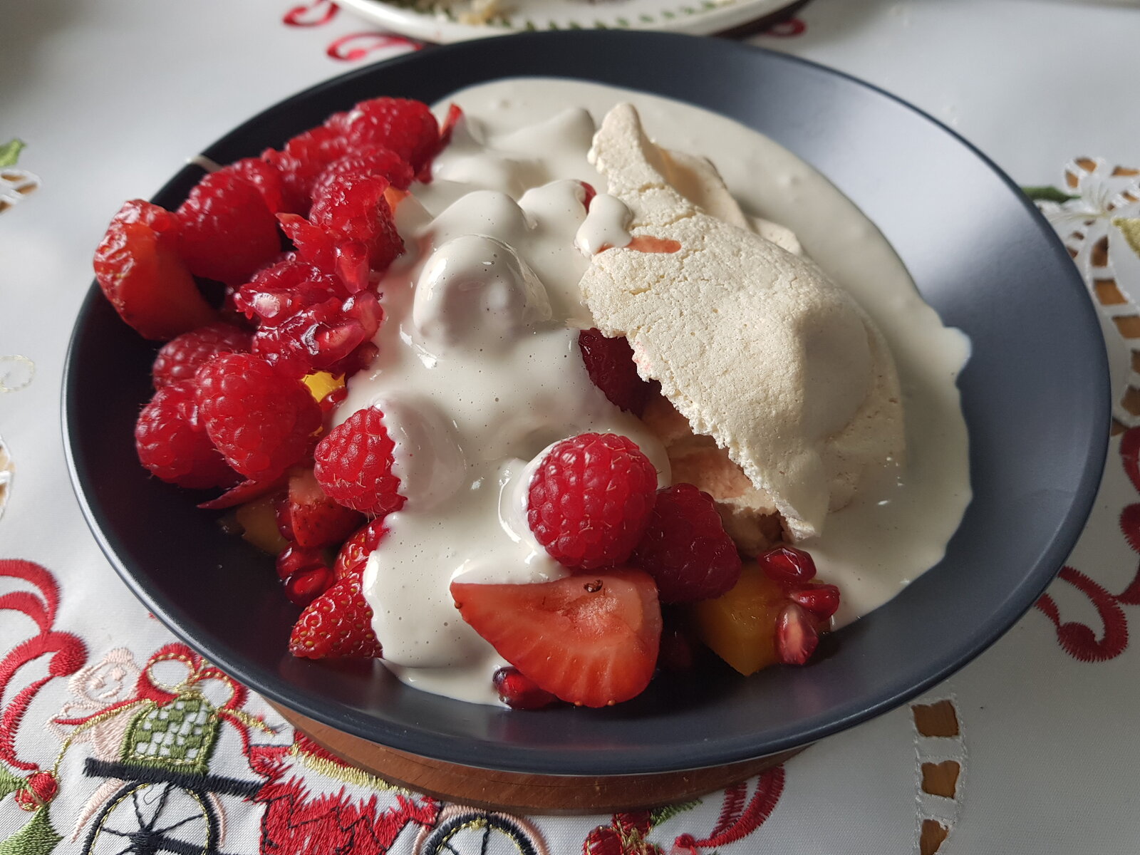 Pavlova, fruit & cashew cream