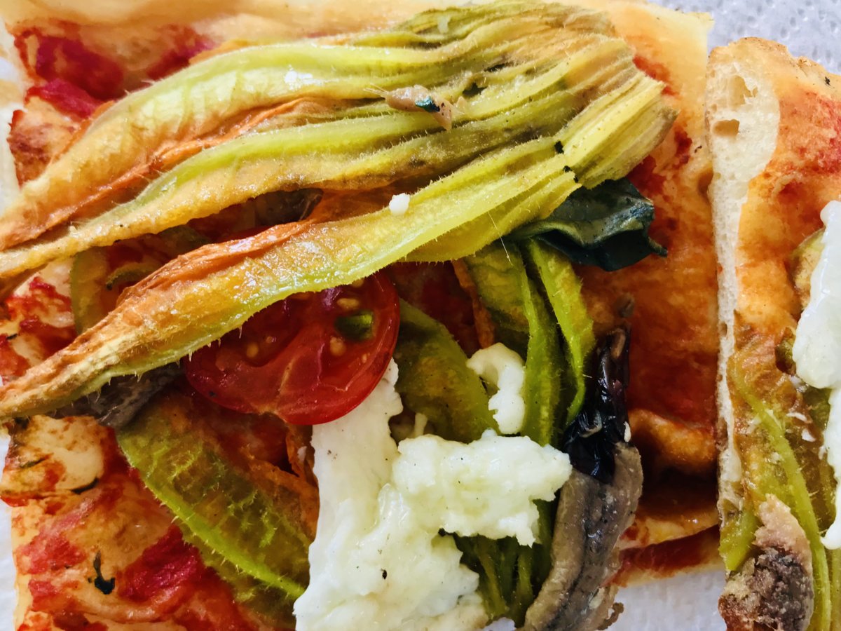 Pizza with courgette flowers, anchovies and mozzarella.jpeg