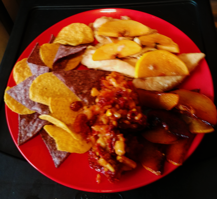 Pollo con Membrillo Frito y Caramelizado, Chips de Maíz Azul y Amarillo con Salsa de Membrillo