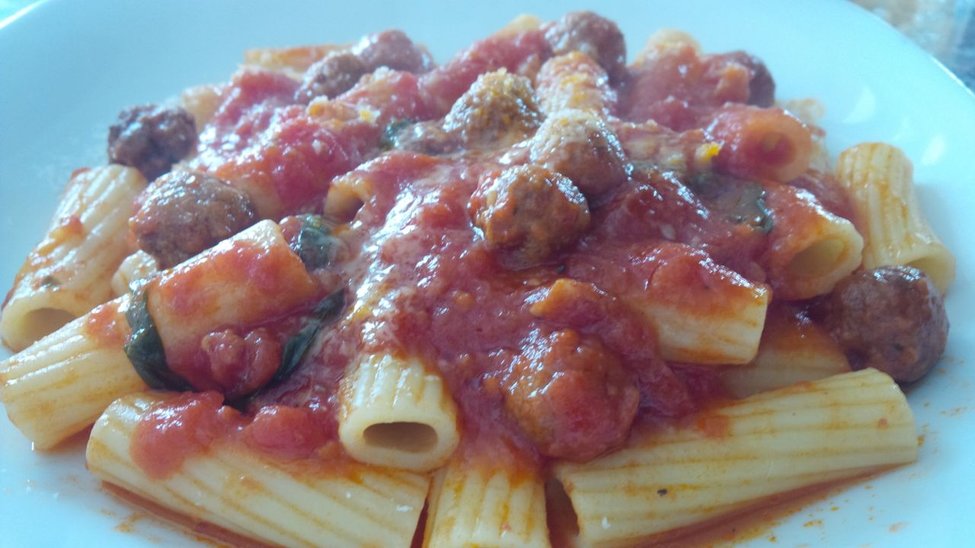 Rigatoni al sugo con polpettine