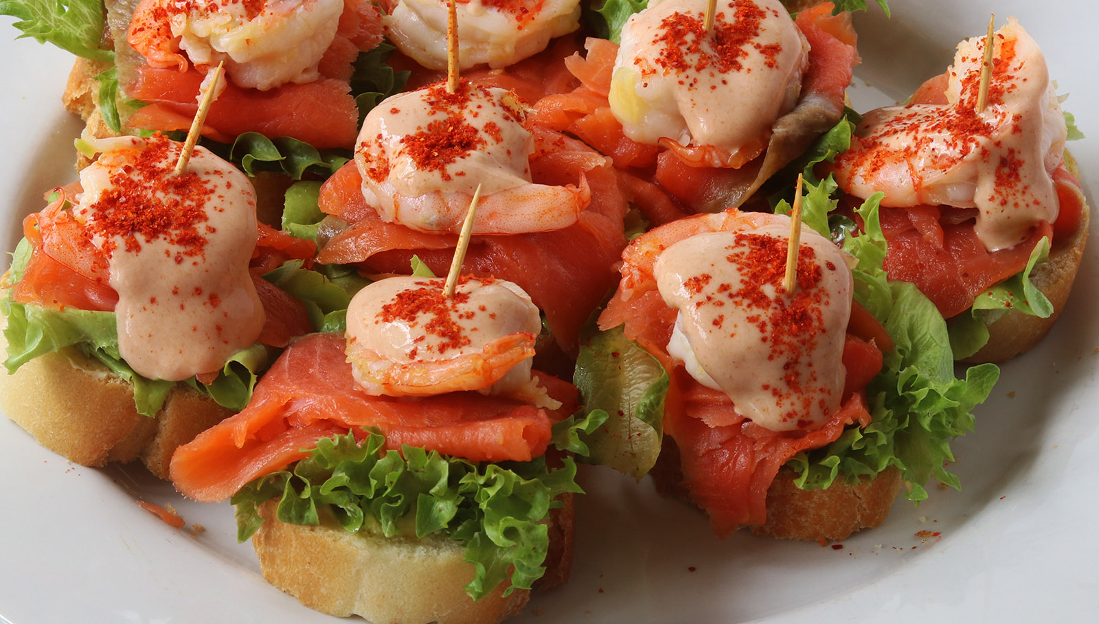 Salmon prawns cu2 s.jpg