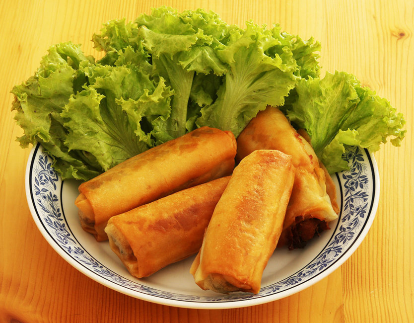 Samosa spring rolls with green oak.