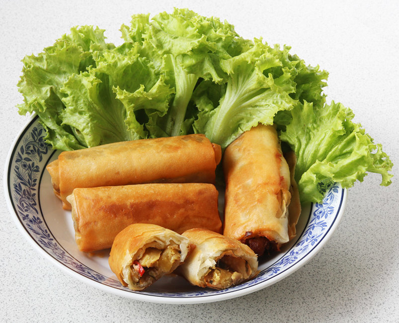 Samosa spring rolls with green oak.