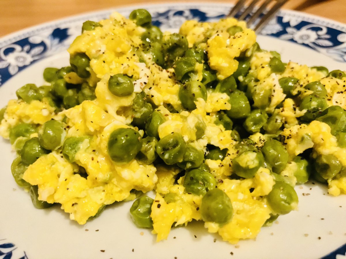 Scrambled eggs with peas.jpeg