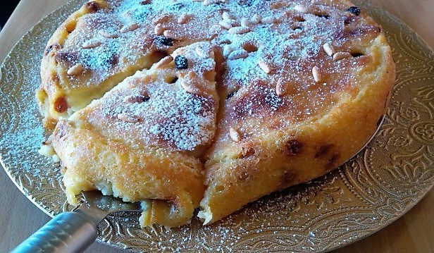 Semolina Cake with raisins and pine nuts