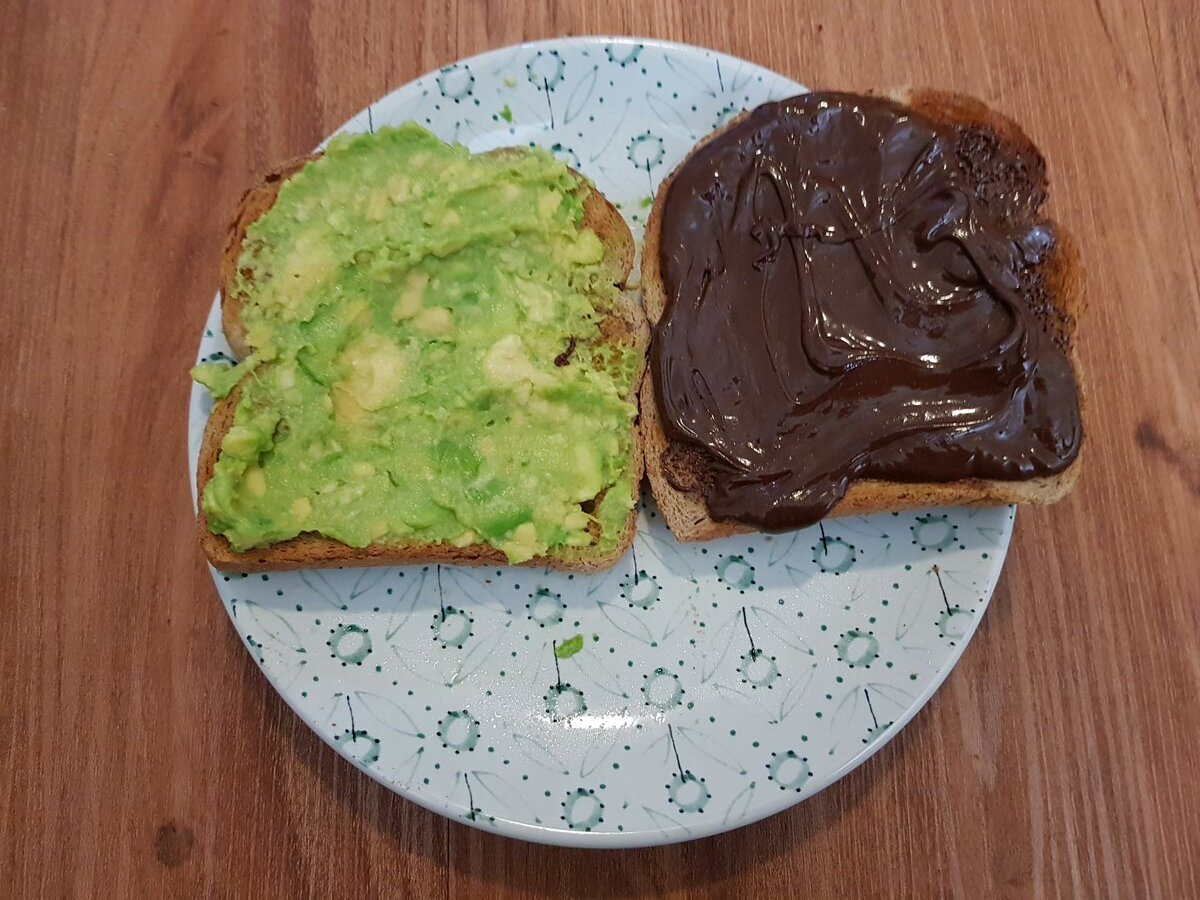 Smashed Avo on toast & vegan Chocolate/hazelnut spread on toast