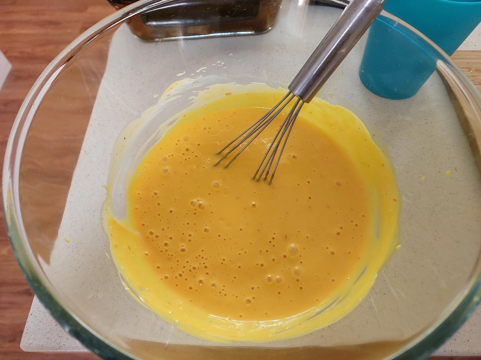 Soy yoghurt, egg yolks, saffron and oil
