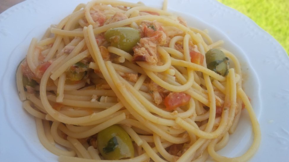 Spaghetti with tuna, fresh tomatoes and olives