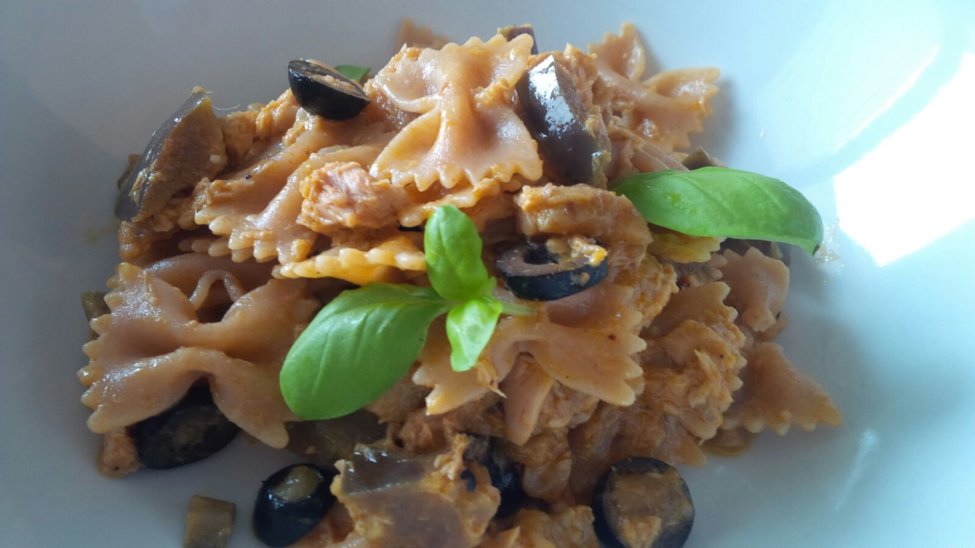 Spelt pasta with tuna fillets and aubergine