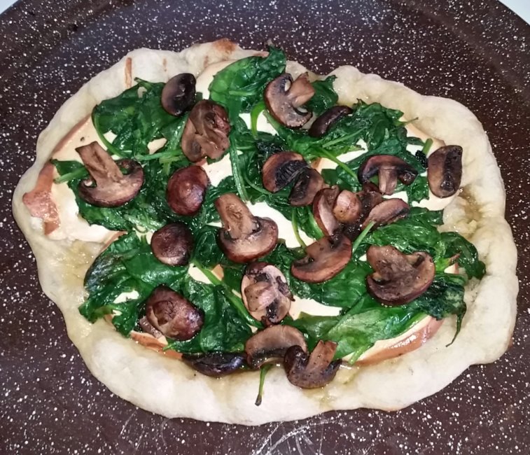 Spinach, mushroom, smoked moz