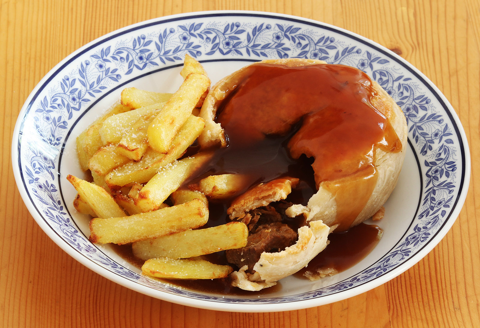 Steak and mushroom cut w gravy chips s.jpg