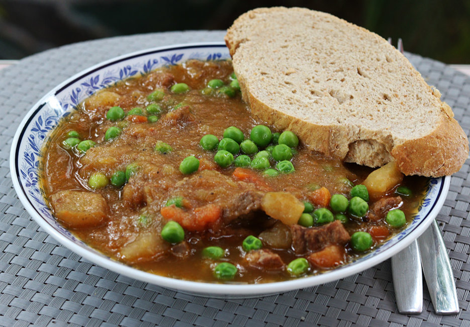 Stew with peas and bread.