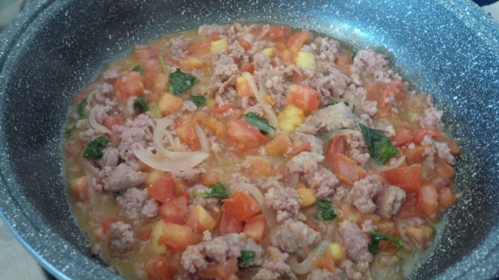 Stir-fried sausage and tomatoes