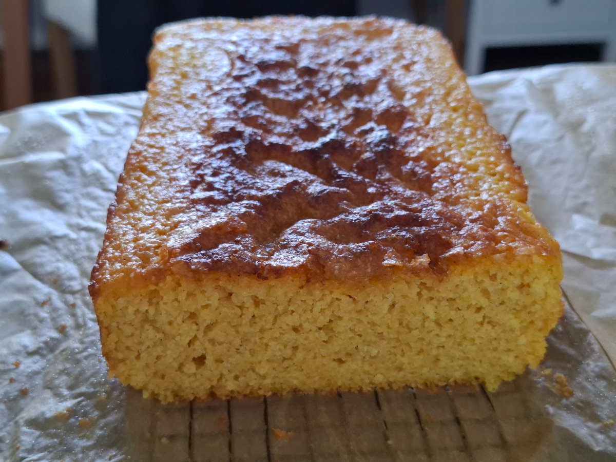 Sweet polenta and yoghurt cake